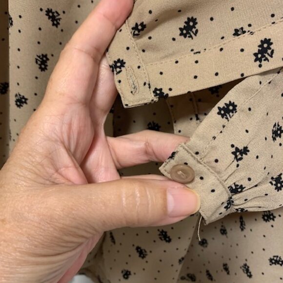 Caramel silky blouse with little flowers - Picture 6 of 10